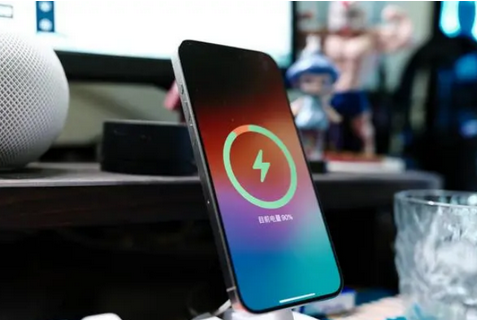 银川苹果15换屏服务分享用什么充电器给iPhone15充电更好 